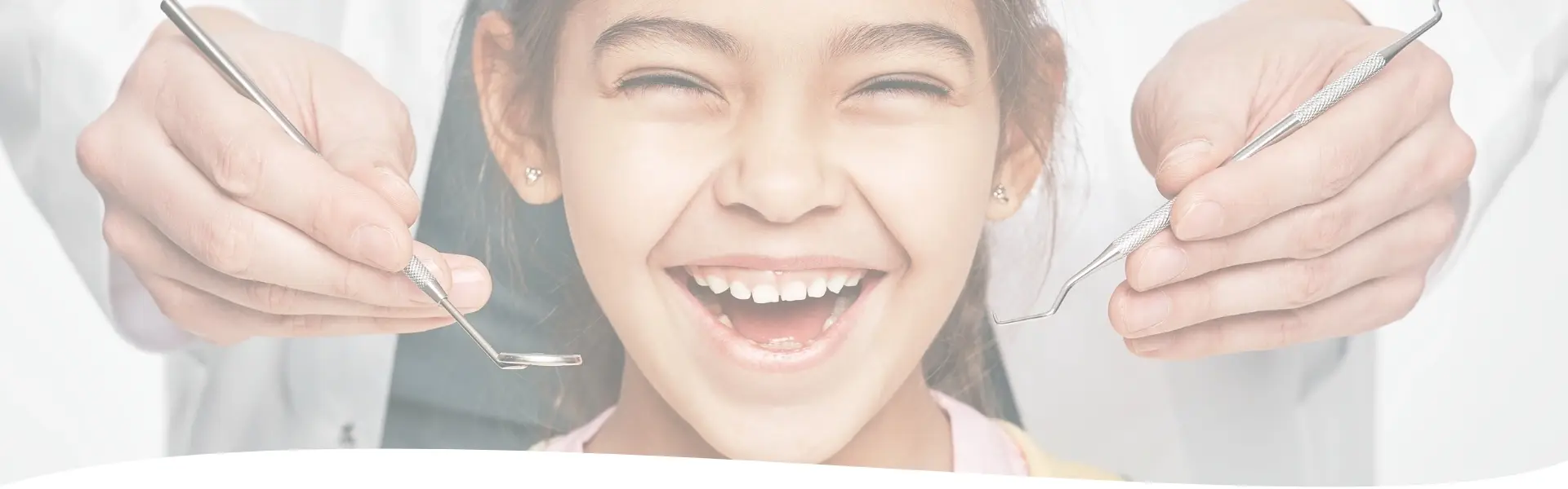 uśmiechnięte dziecko u dentysty