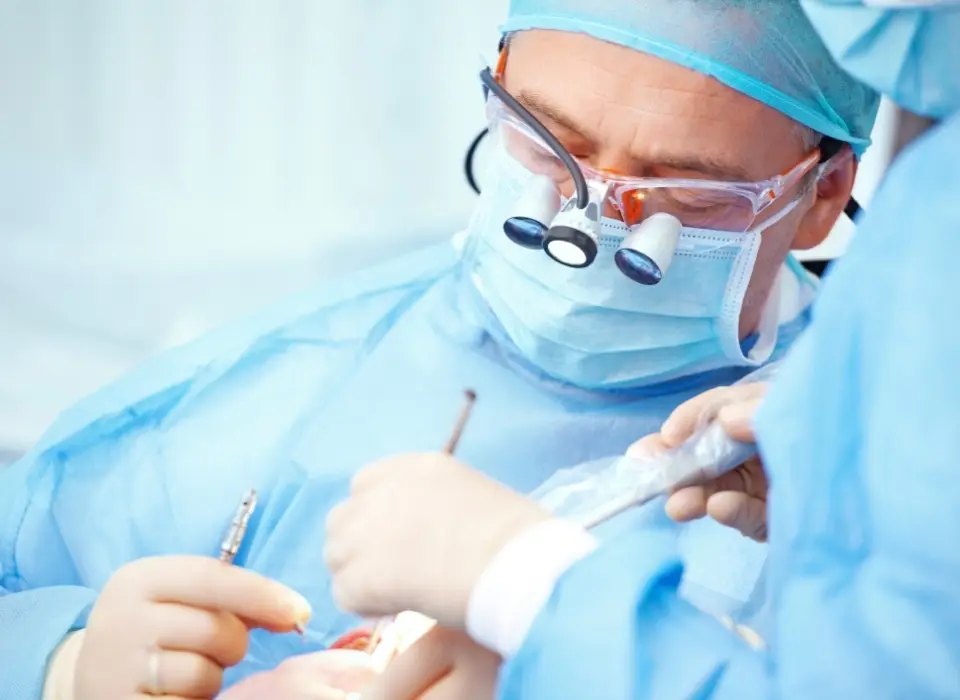 dentysta w trakcie zabiegu