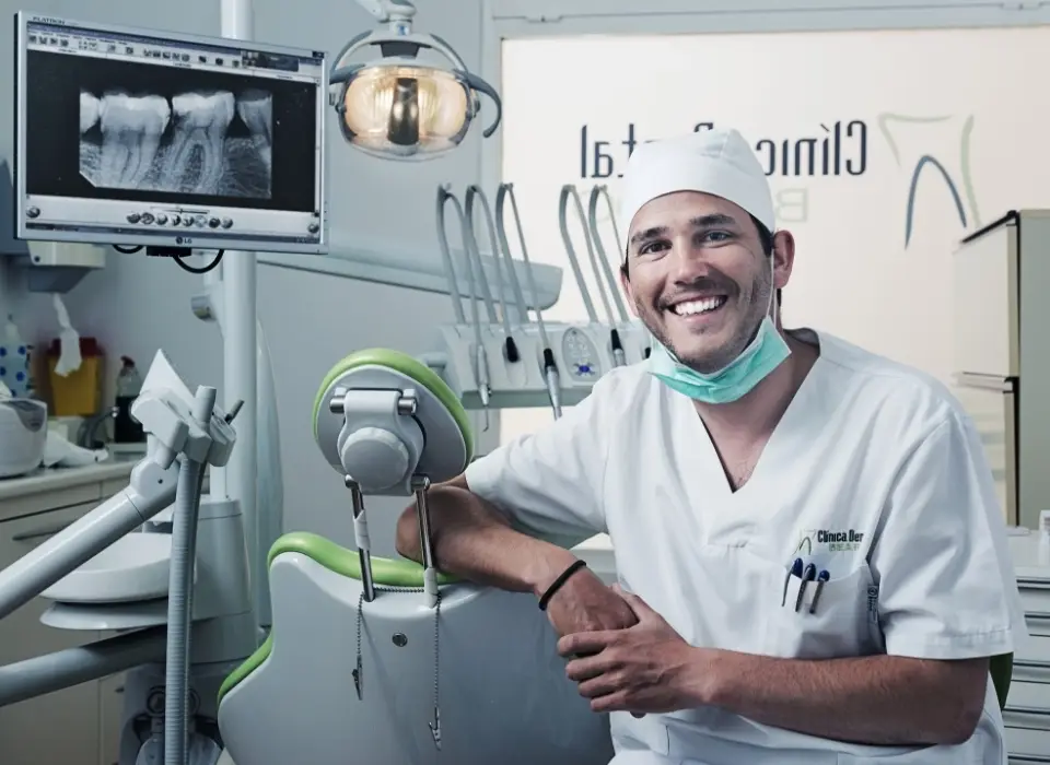 uśmiechnięty dentysta